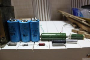 Do capacitors have resistance